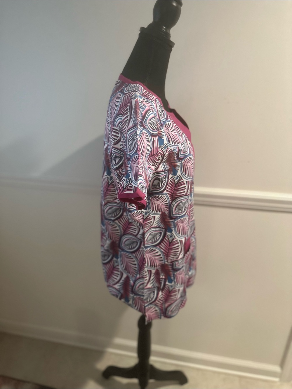 PEACHES Scrub Top - Picture 5 of 9